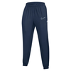 Dunkelblaue Nike Sporthose mit weißem Logo auf dem linken Bein.