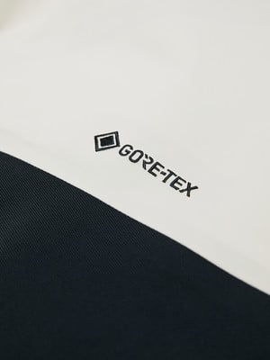 Detail eines Stoffes mit schwarzem GORE-TEX-Logo auf weißem Hintergrund. Detail eines Stoffes mit schwarzem GORE-TEX-Logo auf weißem Hintergrund.