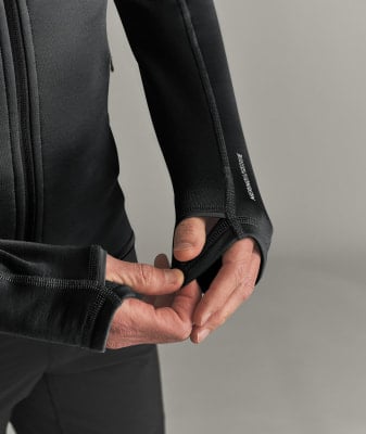 Ärmeldetail mit Daumenloch und Logo. Ärmeldetail mit Daumenloch und Logo.