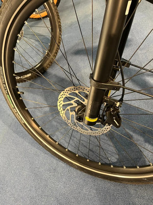 Detail eines Fahrradvorderteils mit Scheibenbremse und Felge. Detail eines Fahrradvorderteils mit Scheibenbremse und Felge.