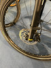 Detail eines Fahrradvorderteils mit Scheibenbremse und Felge.