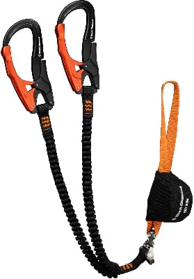 Zwei orange-schwarze Karabiner mit Seil zum Klettern. Zwei orange-schwarze Karabiner mit Seil zum Klettern.