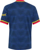 Dunkelblaues Trikot mit rotem und gelbem Kragen und Ärmelbündchen.