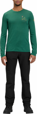 Mann in grünem Langarmshirt und schwarzer Hose. Mann in grünem Langarmshirt und schwarzer Hose.