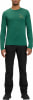 Mann in grünem Langarmshirt und schwarzer Hose.