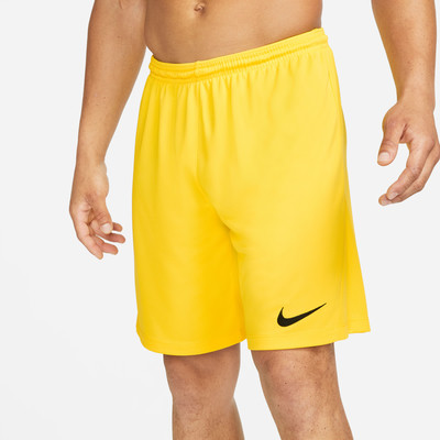Ein Mann trägt eine gelbe Hose mit schwarzem Nike-Logo. Ein Mann trägt eine gelbe Hose mit schwarzem Nike-Logo.