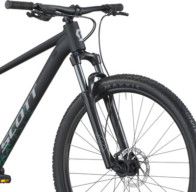 Schwarzes Mountainbike mit Federgabel und Scheibenbremsen.