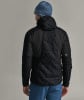 Mann von hinten in schwarzer gesteppter Kapuzenjacke und blauer Mütze.