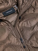 Braune Daunenjacke mit Peak Performance Logo und Reißverschluss.