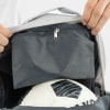 Im Inneren der grauen Tasche befinden sich ein Fußball und mehrere Taschen.
