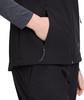 Ruka v čiernej veste so zapínaním na zips.