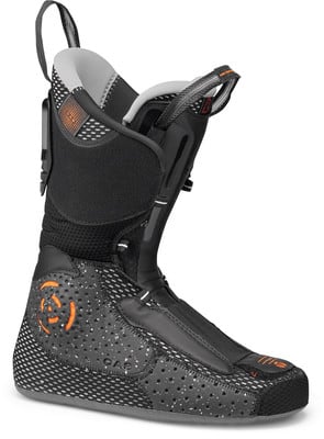 Schwarzer Skischuh mit orangefarbenen Akzenten und perforierter Oberfläche. Schwarzer Skischuh mit orangefarbenen Akzenten und perforierter Oberfläche.