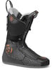 Schwarzer Skischuh mit orangefarbenen Akzenten und perforierter Oberfläche.