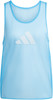 Hellblaue Mesh-Sportweste mit Adidas-Logo.