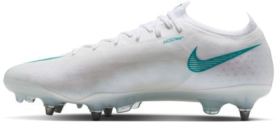 Weißer Nike Fußballschuh mit türkisfarbenem Logo und Schnürsenkeln. Weißer Nike Fußballschuh mit türkisfarbenem Logo und Schnürsenkeln.