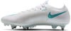 Weißer Nike Fußballschuh mit türkisfarbenem Logo und Schnürsenkeln.