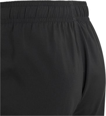Detail eines schwarzen Stoffes mit elastischem Bund an einer Hose. Detail eines schwarzen Stoffes mit elastischem Bund an einer Hose.