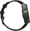 Schwarze Sport-Smartwatch von der Seite mit Knöpfen gezeigt.