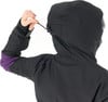 Eine Person passt die Kapuze einer Jacke mit einer Kordel an.