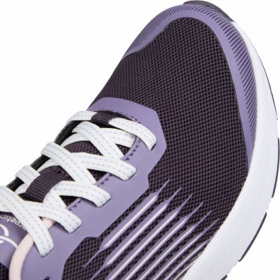 Nahaufnahme eines violetten Laufschuhs mit weißen Schnürsenkeln. Nahaufnahme eines violetten Laufschuhs mit weißen Schnürsenkeln.