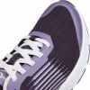 Nahaufnahme eines violetten Laufschuhs mit weißen Schnürsenkeln.