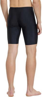 Mann in schwarzen Badeshorts mit langen Beinen, von hinten. Mann in schwarzen Badeshorts mit langen Beinen, von hinten.