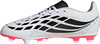 Weißer Fußballschuh mit schwarzen und rosa Details und Schnürung.