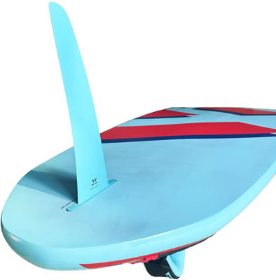 Ein blaues Surfbrett mit rot-blauen Streifen und einer hellblauen Finne.