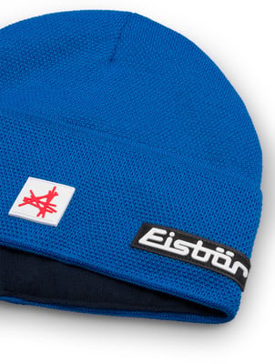 Blaue Strickmütze mit Logo und rotem Symbol auf weißem Grund.