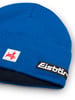 Blaue Strickmütze mit Logo und rotem Symbol auf weißem Grund.