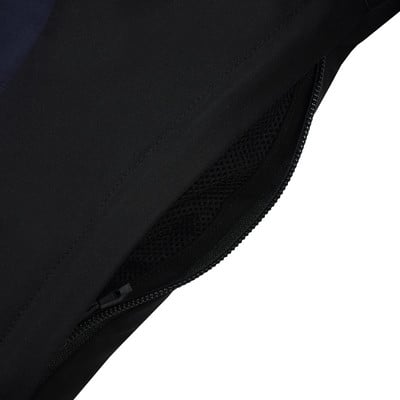 Detail eines schwarzen Stoffes mit eingenähter Netztasche und Reißverschluss. Detail eines schwarzen Stoffes mit eingenähter Netztasche und Reißverschluss.