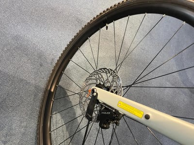 Nahaufnahme eines Fahrradhinterrads mit Scheibenbremse und Schaltwerk. Nahaufnahme eines Fahrradhinterrads mit Scheibenbremse und Schaltwerk.