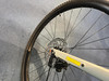 Nahaufnahme eines Fahrradhinterrads mit Scheibenbremse und Schaltwerk.