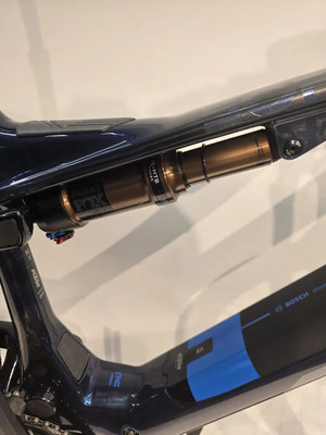 FOX Float Dämpfer am Rahmen eines dunkelblauen KTM E-Bikes. FOX Float Dämpfer am Rahmen eines dunkelblauen KTM E-Bikes.