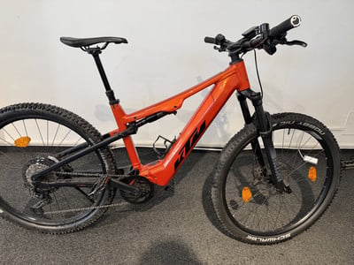 Orange KTM E-Mountainbike mit Federung vorne und hinten. Orange KTM E-Mountainbike mit Federung vorne und hinten.