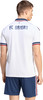 Ein Mann von hinten trägt ein weißes T-Shirt mit FC BAYERN-Aufschrift und dunkelblaue Shorts.