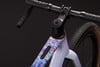 Detail eines Mountainbikes mit buntem Rahmen und schwarzem Lenker.