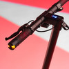 Detailansicht des Lenkers eines Elektrorollers mit Digitalanzeige und Frontlicht.