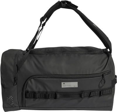 Schwarze Adidas Sporttasche mit verstellbarem Riemen und mehreren Taschen. Schwarze Adidas Sporttasche mit verstellbarem Riemen und mehreren Taschen.