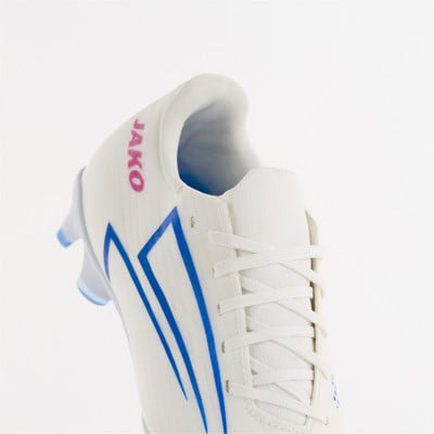 Ein weißer Fußballschuh mit blauen Streifen und rosa JAKO-Logo. Ein weißer Fußballschuh mit blauen Streifen und rosa JAKO-Logo.