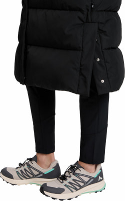 Detail von Frauenbeinen in schwarzen Hosen und Sportschuhen. Detail von Frauenbeinen in schwarzen Hosen und Sportschuhen.