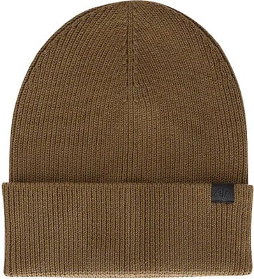 Braune Strickmütze mit Umschlag und schwarzem Patch. Braune Strickmütze mit Umschlag und schwarzem Patch.