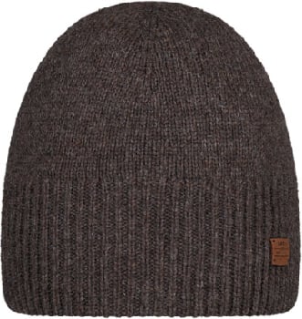 Eine braune Strickmütze mit Rippenbund und Lederetikett.