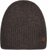 Eine braune Strickmütze mit Rippenbund und Lederetikett.
