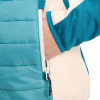 Hand in der Tasche einer Steppjacke mit weißer Paspel und Reißverschluss.