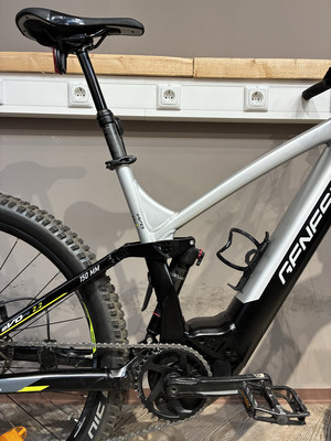 Detail eines Mountain-E-Bikes mit Dämpfer und Pedal. Detail eines Mountain-E-Bikes mit Dämpfer und Pedal.