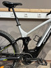 Detail eines Mountain-E-Bikes mit Dämpfer und Pedal.