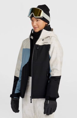 Junger Skifahrer in bunter Jacke, schwarzer Mütze und Skibrille.