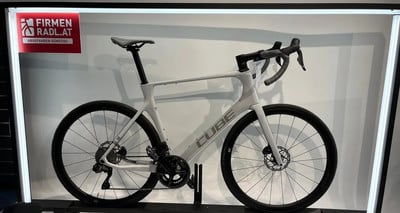 Elegantes weißes Cube Rennrad mit Scheibenbremsen und Rahmenlogo. Elegantes weißes Cube Rennrad mit Scheibenbremsen und Rahmenlogo.