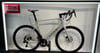 Elegantes weißes Cube Rennrad mit Scheibenbremsen und Rahmenlogo.